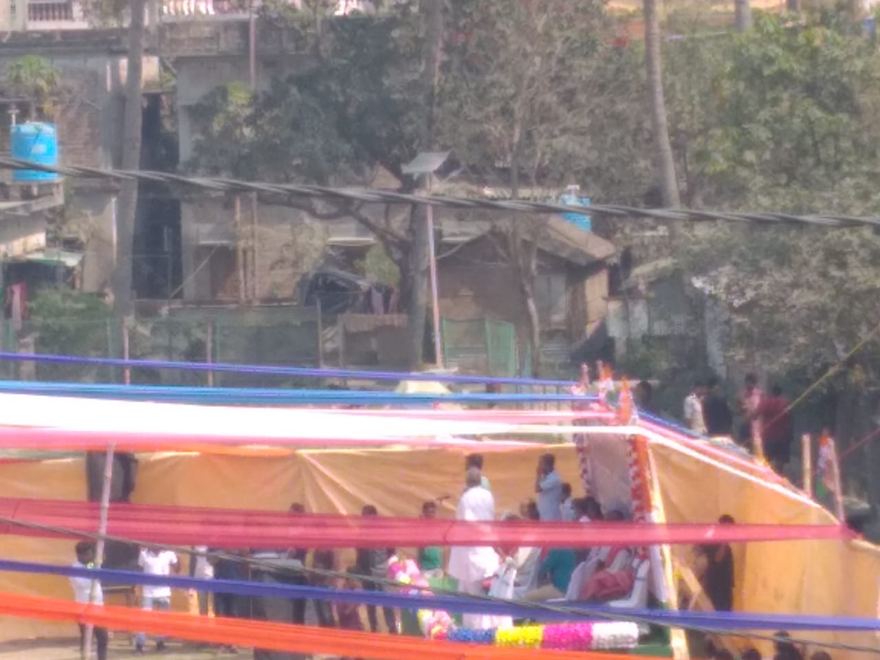 স্কুল চলাকালীণ  লাগোয়া মাঠে সাংসদের উপস্থিতিতে রীতিমত ডিজে বাজিয়ে চলল তৃনমূলের 'পিকনিক মিটিং'।