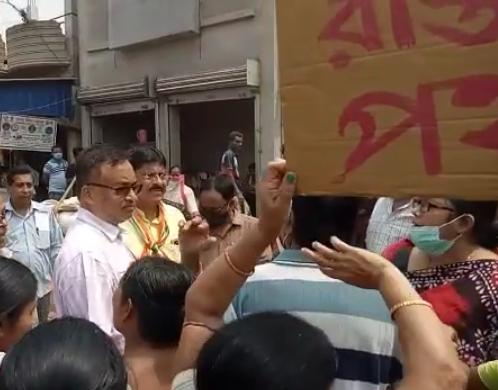 চলার অযোগ্য রাস্তা সারাইয়ের দাবীতে অবরোধে পানিহাটির মানুষ