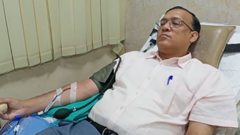 বাম প্রার্থী ডাঃ ফুয়াদের সাত বার প্লাজমা দান । রাজনীতির উর্ধে মানবিক মুখ