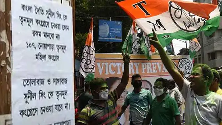 নোয়াপাড়ার  গাড়ুলিয়ায় ‘গদ্দার’ পোস্টার!   প্রাক্তন বিধায়ক সুনীল সিং এর বক্তব্য 