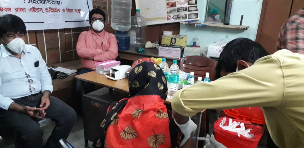 বসিরহাটের দরিদ্র যৌনকর্মীদের টিকাকরণ শুরু হল 