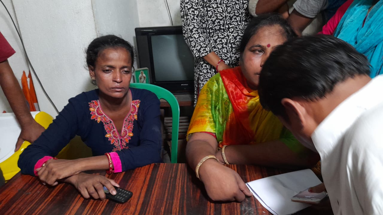 লোন পাইয়ে দেওয়ার নাম করে প্রতারণার অভিযোগ। অভিযুক্তদের ধরে বেধড়ক মারধর