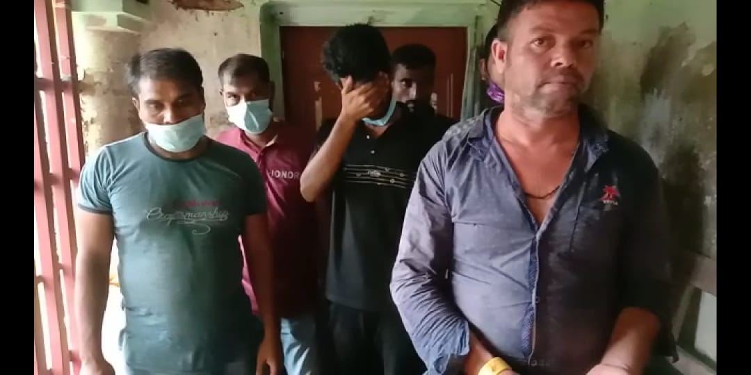 গতকাল ভারতে প্রবেশ করতে গিয়ে ধূর সহ গ্রেফতার ৫ বাংলাদেশি।