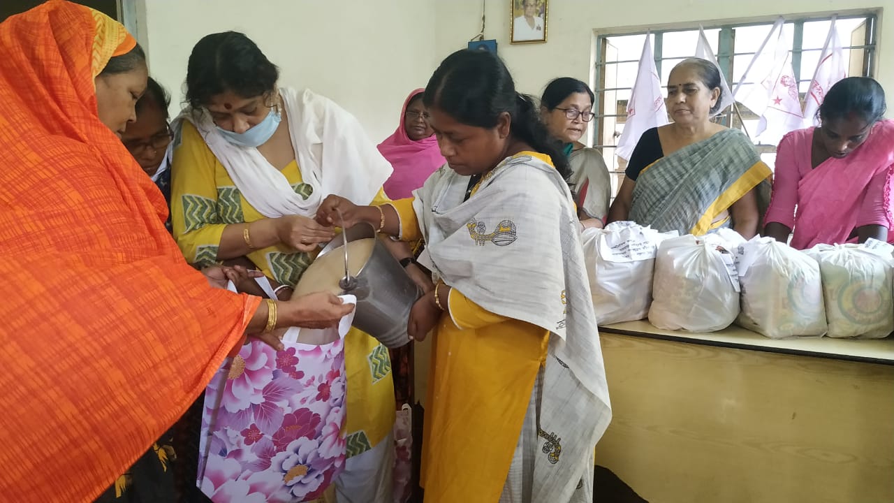 হাড়োয়ায় নির্বাচন পরবর্তী সন্ত্রাসে ঘরছাড়া মহিলাদের সহযোগিতায় মহিলা সমিতি