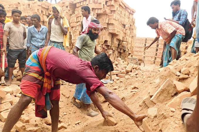 ইউনিয়নগুলোর উদ্যোগে বারাসাতে টালি ইটভাটা শ্রমিক কর্মচারীদের মজুরি বৃদ্ধি-