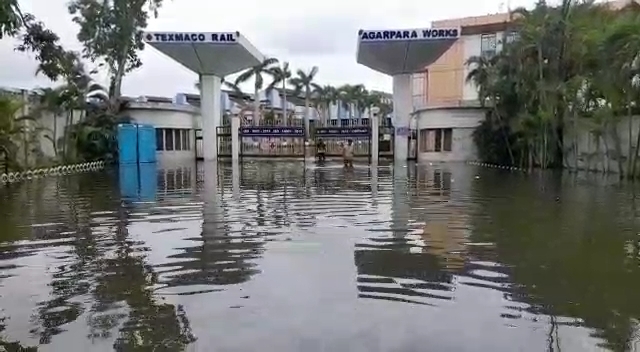 একদিনের বৃষ্টিতে নাকাল। টেক্সএমএকো রেল ওয়ার্কসপ লে অফ করতে হল।