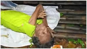 ফের অমানবিকতার নজির, বৃদ্ধা মাকে প্লাস্টিকে মুড়ে রাস্তায় ফেলে রেখে গেল মেয়ে, হাসপাতালে মৃত্যু