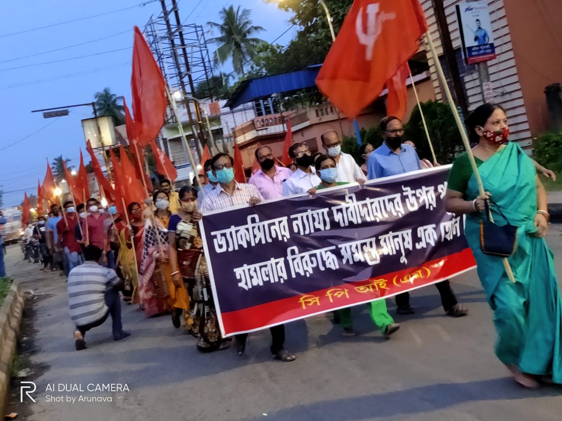 অশোকনগরে বামেদের ভ্যাকসিনের দাবীতে পথ অবরোধে  পুলিশের লাঠিচার্জ