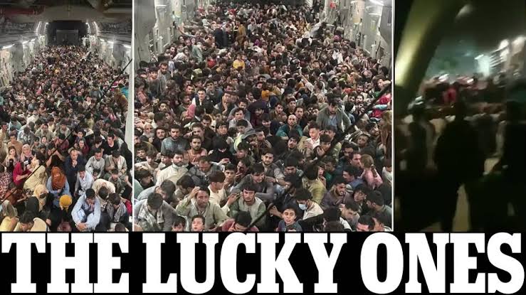 মার্কিন বিমানে আফগানিস্তান থেকে পালানোর হুড়োহুড়ি। এক বিমানে ৬৪০ জন আফগান