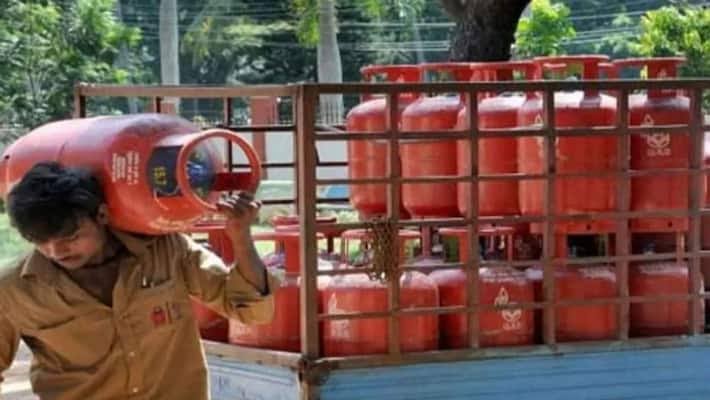 রান্নার গ্যাসের আবার দাম বাড়ল। ভর্তুকিহীন ১৪.২ কেজি রান্নার গ্যাস সিলিন্ডারের দাম বাড়ল ২৫ টাকা