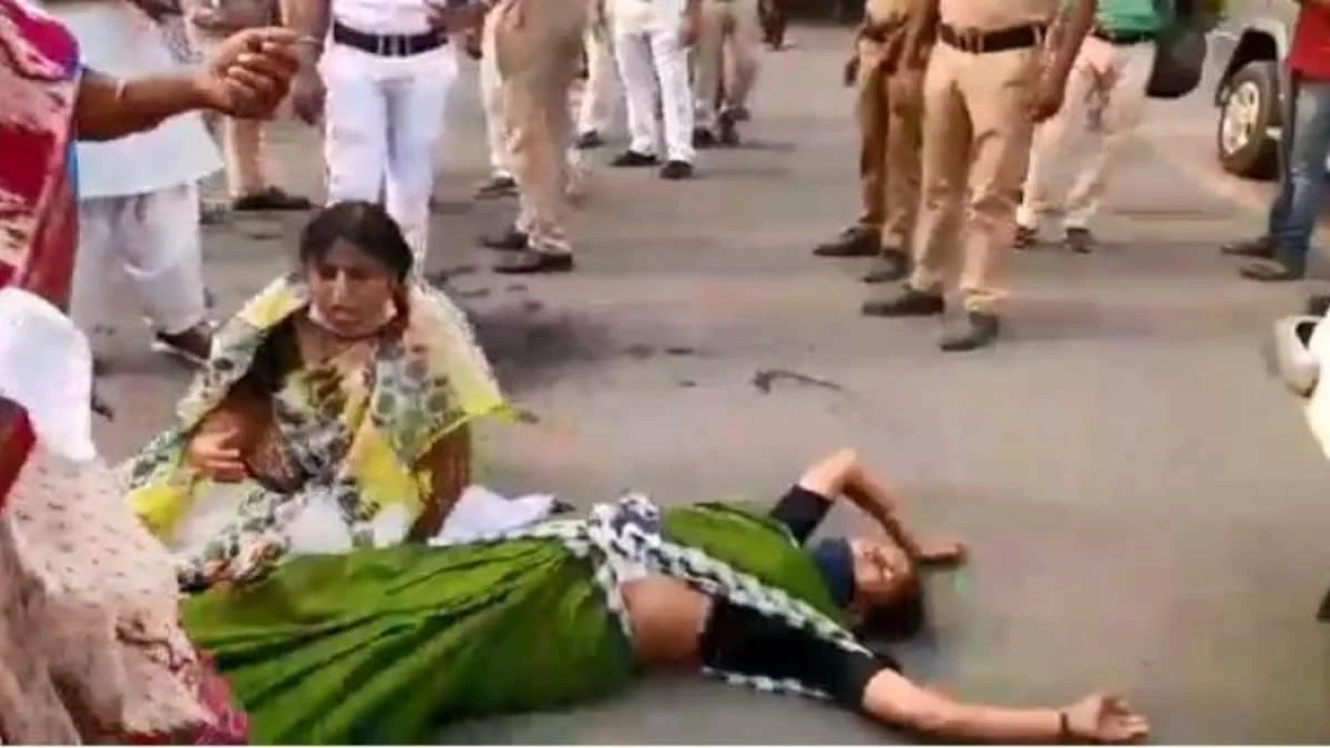 বদলির প্রতিবাদে বিকাশ ভবনের সামনে শিক্ষক ঐক্য  মঞ্চের ৫ জনের বিষ খেয়ে ‘আত্মহত্যার চেষ্টা’