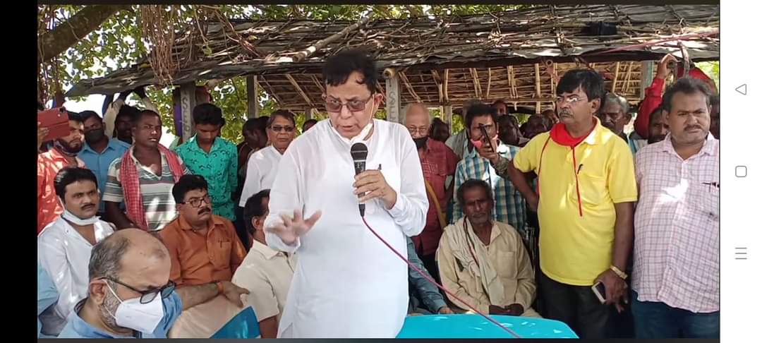 মালদহের ভুতনিতে ভাঙ্গন বিধ্বস্ত মানুষের পাশে বাম নেতৃত্ব সেলিম - বিকাশ - নৌশাদ