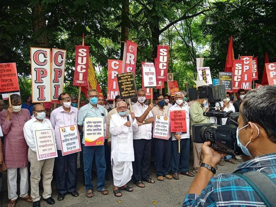 কলকাতায় যুদ্ধবিরোধী মিছিলে পা মেলালেন বিভিন্ন বামদল সহ অসংখ্য মানুষ