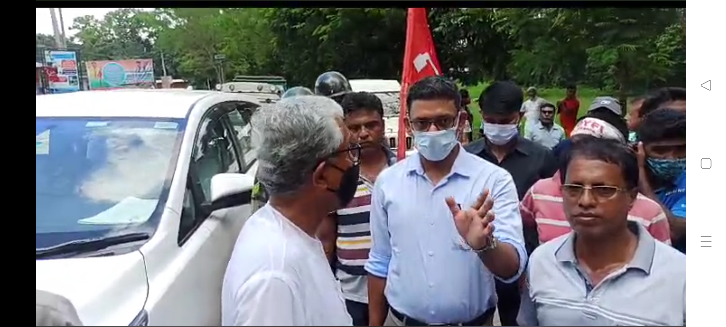 মানিক সরকারকে  বিজেপির বাধা, তা ভেঙে মিছিল পৌঁছাল ডেপুটেশনে।