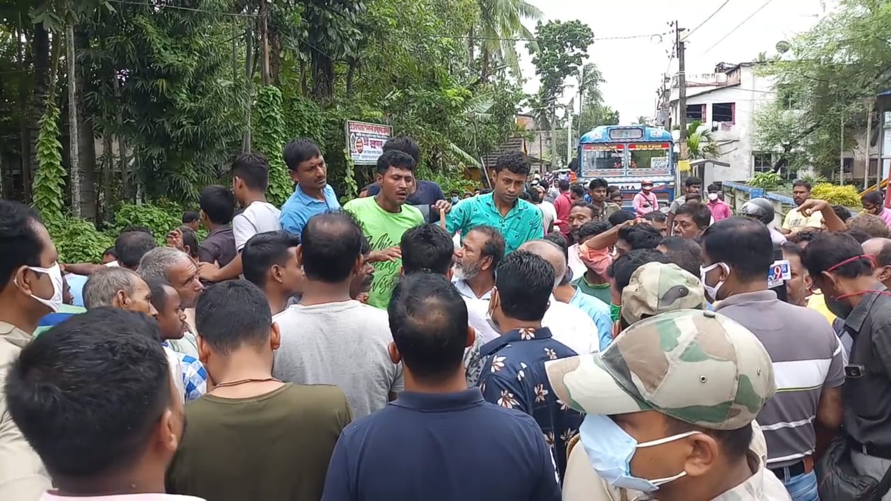 জলবন্দি মানুষের, বসিরহাট ন্যজাট রোডে গন অবরোধ ও বিক্ষোভ