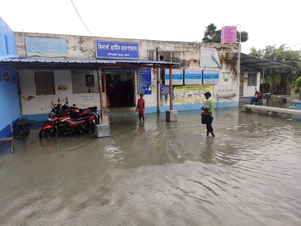 জলমগ্ন হাসপাতাল চত্বর, ভোগান্তিতে চিকিৎসক, রোগী ও রোগীর আত্মীয়রা