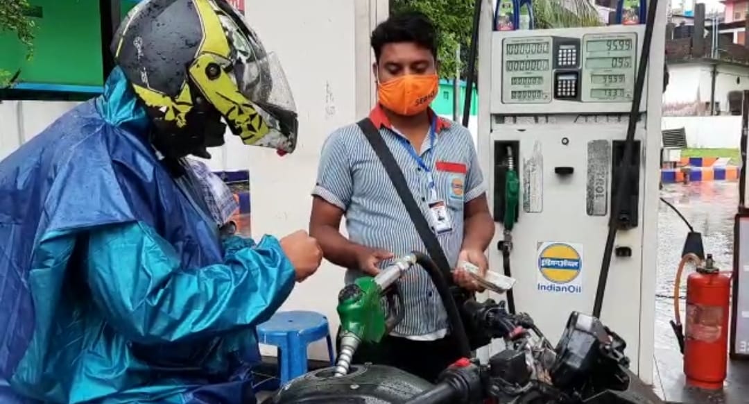সাতদিন ধরে দাম বেড়েই চলেছে পেট্রল ডিজেলের, আজ রেকর্ড দাম হয়ে গেল