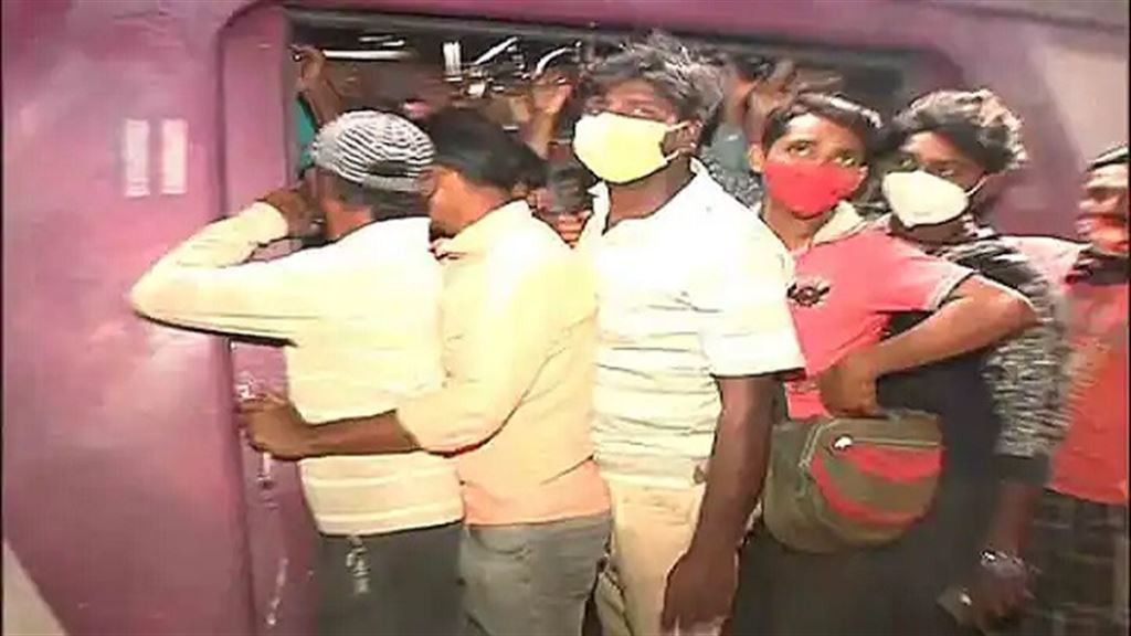 ৫০ শতাংশ যাত্রী নিয়ে ট্রেন চালানোর সিদ্ধান্ত অধরা, ট্রেন উপচে পড়ছে।