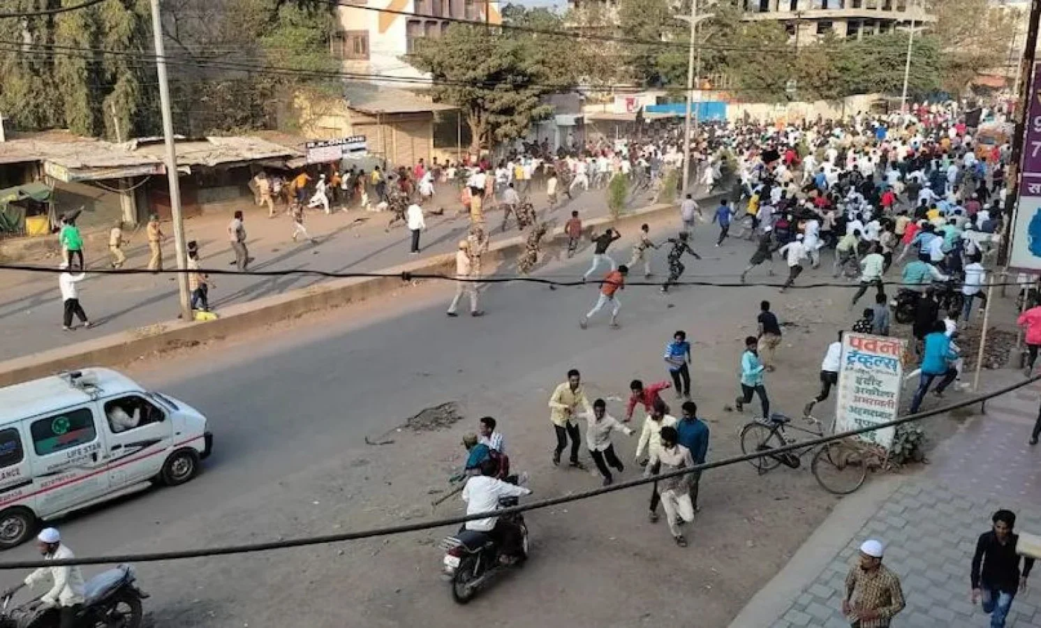মহারাষ্ট্রে প্রতিবাদী মিছিল থেকে হিংসা , পুলিশের ওপরও হামলা