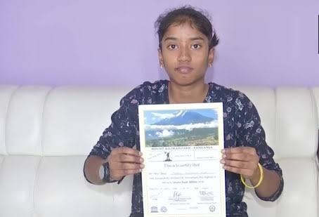 কিশোরীর পর্বত জয়। হায়দ্রাবাদের মেয়ের আফ্রিকার সর্বোচ্চ পর্বতশৃঙ্গ মাউন্ট কিলিমাঞ্জারো অতিক্রম