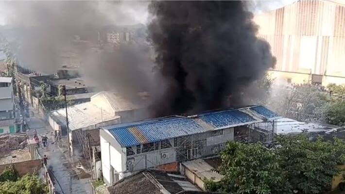 কৈখালিতে রঙের কারখানায় ভয়াবহ অগ্নিকাণ্ড, ঘটনাস্থলে এনডিআরএফ