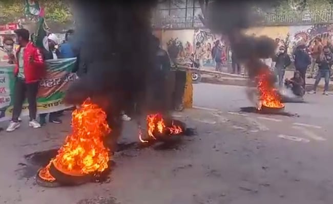 SFI, AISA সহ ছাত্র-যুবদের বিহার বনধে অবরুদ্ধ একাধিক হাইওয়ে! মাঝরাস্তায় জ্বলছে টায়ার