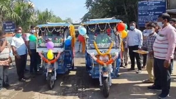 বসিরহাট ঘোজাডাঙায় নো-ম্যান্স ল্যান্ডে চালু টোটো পরিষেবা, বিনামূল্যে যাতায়াত দুই দেশের মধ্যে