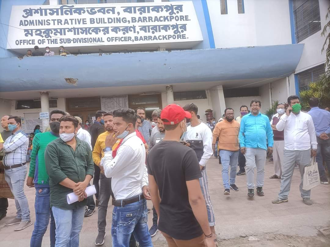 কোভিড বিধি না মেনে অব্যবস্থার মধ্যে বারাকপুর প্রশাসনিক ভবনে পৌরভোটের মনোনয়ন পেশ!