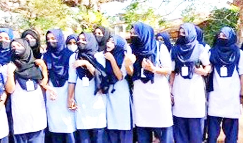 কর্নাটকে হিজাব পরা নিয়ে বিক্ষোভের পর সব হাইস্কুল-কলেজ বন্ধ ঘোষণা হল