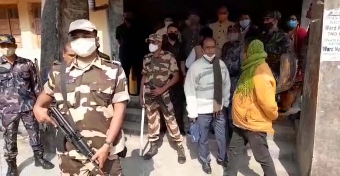 মনোনয়নপত্র ছিনিয়ে নেওয়ার অভিযোগ টিএমসির বিরুদ্ধে , পুলিশের লাঠিচার্জ