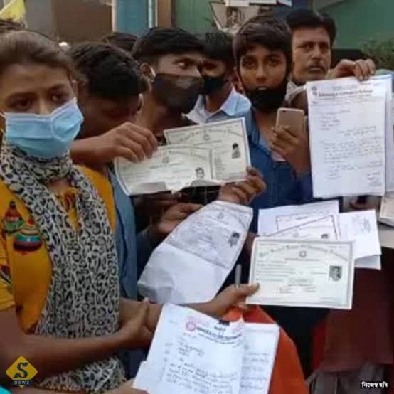 পর্ষদে মাধ্যমিক পরীক্ষার্থীদের হেনস্থা, করুন আর্জি ‘অ্যাডমিট কার্ড দিন, পরীক্ষা দেব’