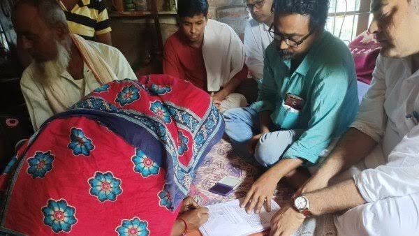 আনিসের বাবা-পরিবার মীনাক্ষী-সহ ১৬জন বন্দীর মুক্তির দাবিতে সই করলেন। ছেলের হত্যাকারীদের শাস্তি চাইলেন