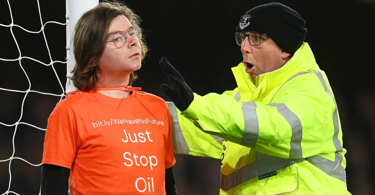 জাস্ট স্টপ অয়েল’ গোলপোস্টে নিজেকে বাঁধলেন এক ফুটবল ভক্ত! কেন?