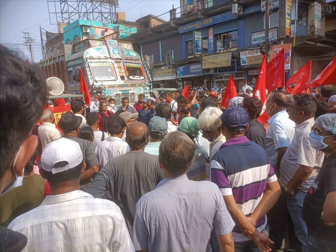 রামপুরহাট এর ঘটনায় শাস্তি  এবং সর্বভারতীয় ধর্মঘট দাবিতে বারাসাতে জেলাশাসকের দপ্তরে বাম শ্রমিক-কৃষকের বিক্ষোভে ধস্তাধস্তি