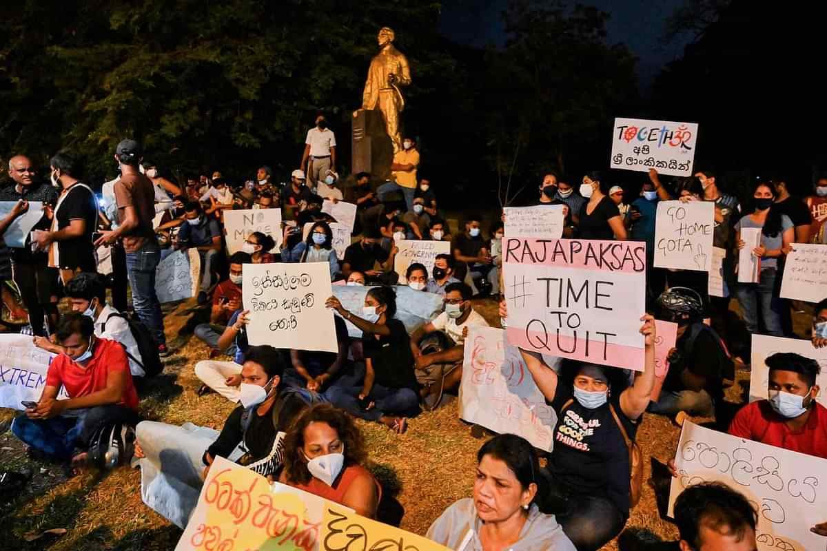 শ্রীলঙ্কায় গণবিক্ষোভ চলছে , কারফিউ লঙ্ঘনের দায়ে ধৃত ৬০০