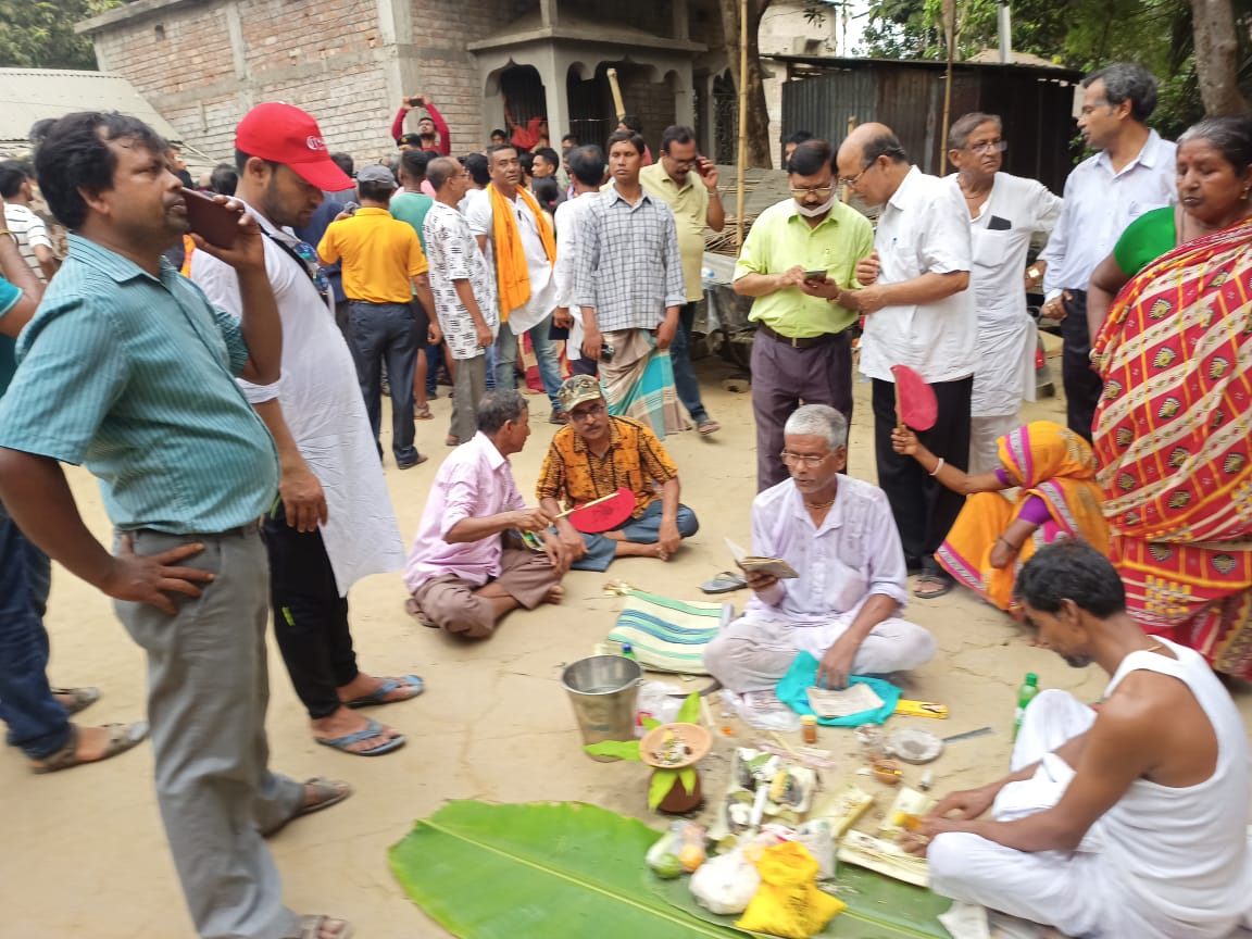 তৃণমূল হুমকি! কেউ খুন হওয়া মেয়ের শ্রাদ্ধ করবে না! হাত বাড়ালেন   সিপিআইএম পঞ্চায়েত সদস্য