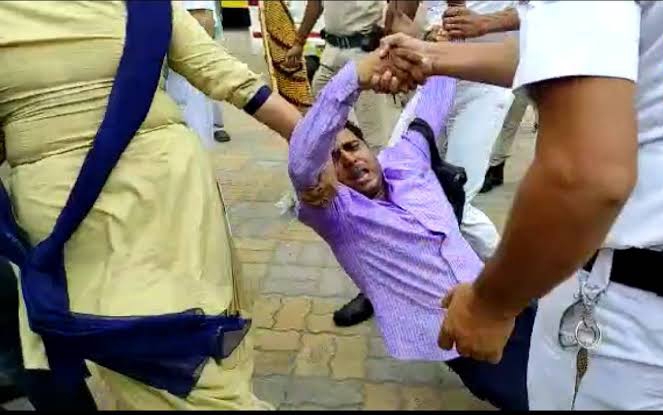 বিজেপি নেত্রীর মন্তব্যের প্রতিবাদে হাওড়ায় সড়ক অবরুদ্ধ, 'অবরোধ তুলুন', হাত জোড় মমতার