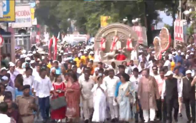 পুজোর আগেই পুজো শুরু, রেড রোডে সংবাদের ক‍্যামেরা ঘুরুক দূর্নীতি থেকে আড়ম্বরে