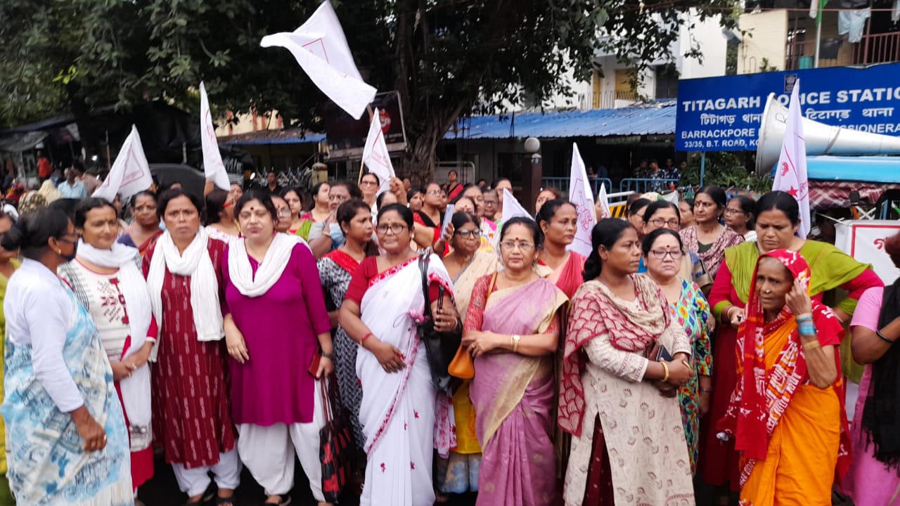 টিটাগড় ধর্ষনে অভিযুক্তদের শাস্তির দাবীতে মহিলা সমিতির বিক্ষোভ