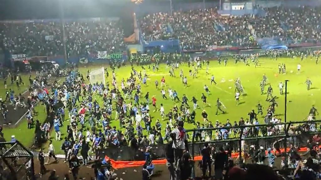 ইন্দোনেশিয়ায় ফুটবল ম্যাচে দাঙ্গা, মৃত ১২৯, আহতের সংখ্যা ১৮০