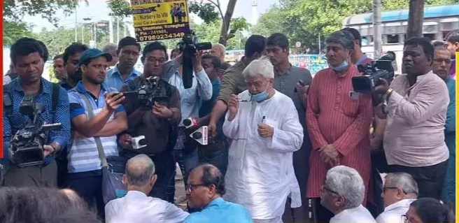 চাকরিপ্রার্থীদের কাছে বিমান গেলেন মিষ্টি নিয়ে ‘‌তোমাদের লড়াইয়ে পাশে আছি’‌, 