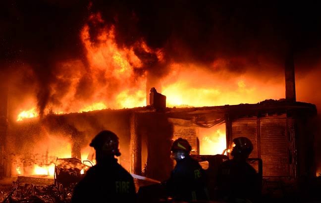 ক্যানিংয়ে ভোর রাতে আগুন পুড়ে ছাই  ১০ টি দোকান , লক্ষাধিক ক্ষতি হাহাকার ব্যবসায়ীদের