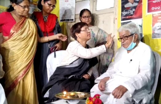 যাদবপুরের শ্রমজীবী ক্যান্টিনে ভাইফোঁটা নিলেন বিমান বসু