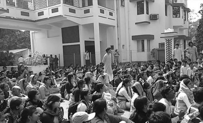 বিশ্বভারতীতে ছাত্র বিক্ষোভের জের, এবার শোকজ অধ্যাপক