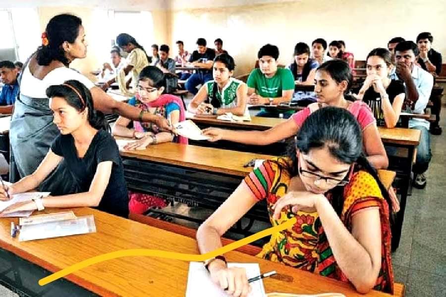 মালদা টেট পরীক্ষাকেন্দ্রে দুদিন আগে  মোবাইল রাখার অভিযোগ