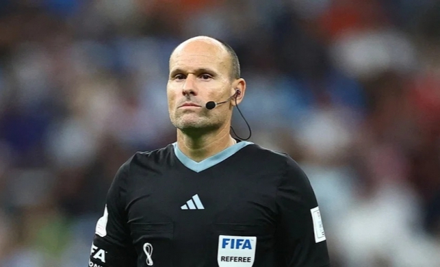 জঘন্য রেফারিং এর জন্য, রেফারিকেই লাল কার্ড দেখাল ফিফা