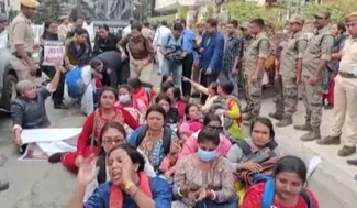 ১৪৪ ধারা ভেঙ্গে আবার চাকরিপ্রার্থীরা  আটক, বিকাশভবন পৌঁছনোর আগেই