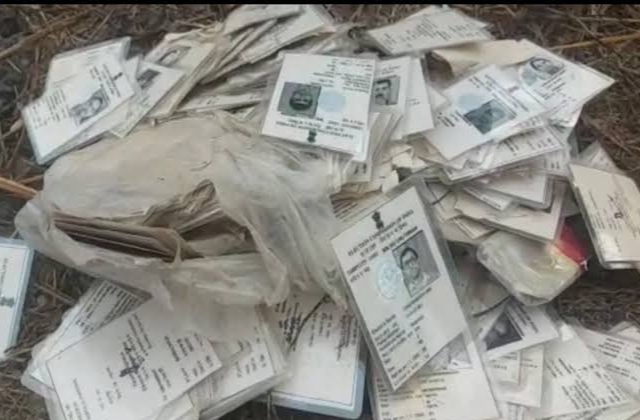 বোমার পর ভোটার কার্ড! বাসন্তীর রাস্তার ধার  থেকে উদ্ধার হল কয়েক হাজার কার্ড