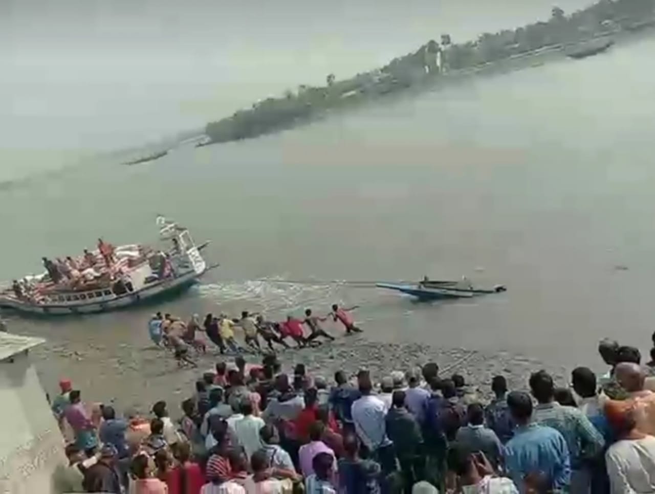 ইছামতিতে নৌকাডুবি, লক্ষাধিক টাকার ক্ষতি