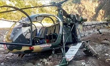 মাঝ আকাশে ভেঙে পড়ল ভারতীয় সেনার হেলিকপ্টার